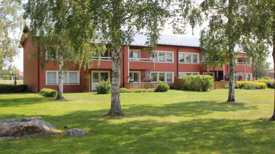 Exteriörbild av Allén 2, flerbostadshus i två våningar med egen ingång.