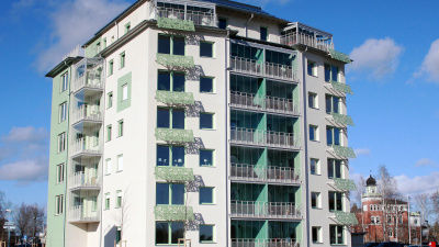 Lägenhetshus i sju våningar med inglasade balkonger.