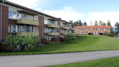 Lägenhetshus i tegel och suterräng. Tre våningar och lägenheterna i markplan har uteplats.