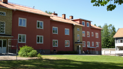 Exteriörbild av Hambogatan 3, ett trevånings flerbostadshus i stenputs.