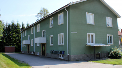 Exteriörbild av Hambogatan 8, ett flerbostadshus i stenputs.