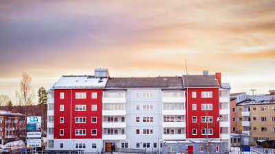 Exteriörbild av Hedhamregatan 1. Huset är 5 våningar högt och har fasad i puts. Inglasade balkonger.