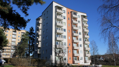 Flerbostadhus med lägenheter i sju våningar. Samtliga lägenheter har vanliga balkonger.