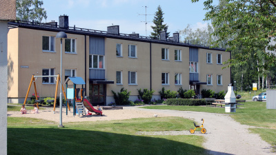 Magasinsvägen 9, exteriörbild av framsidan med en lekpark i förgrunden.