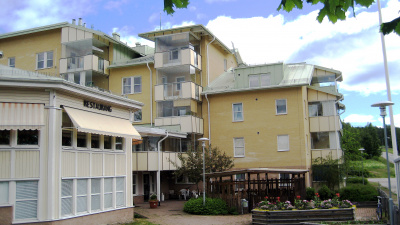 Servicehus med lägenheter i fyra till fem våningsplan.