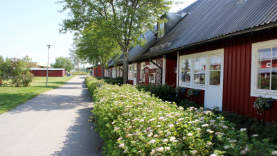 Radhuslägenheter i röd träfasad.