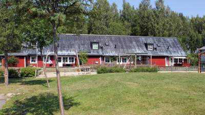 Radhuslägenheter i röd träfasad.