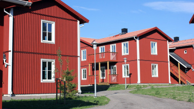 Översikt innergård Säversta. Trähus med lägenheter i två våningar.