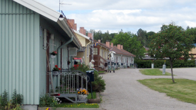 Radhuslänga i ett plan. Samtliga lägenheter har egen ingång.