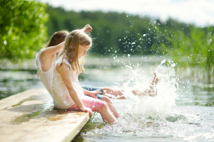 Bild på barn som plaskar med fötterna i vatten